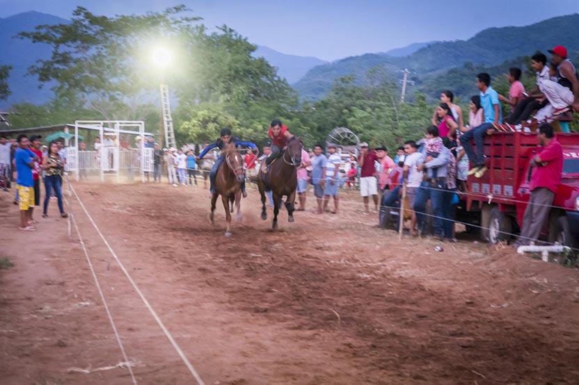 Carrera de caballos en Colotepec. Foto: Ernesto J. Torres
