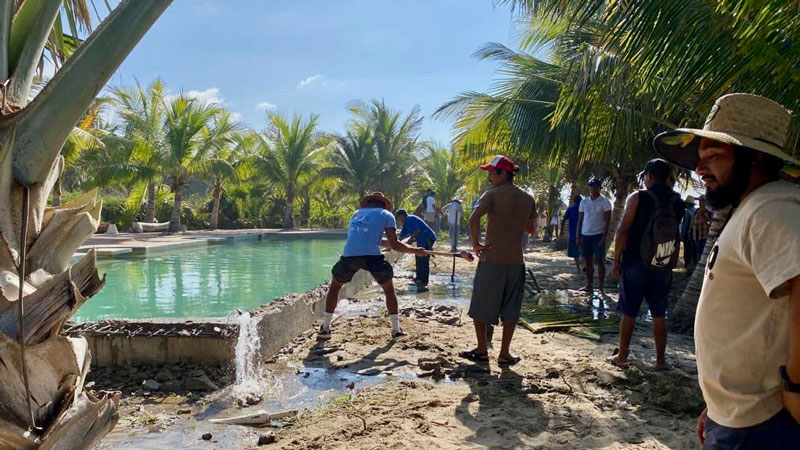 In Februrary, 2023, members of the delegation of EL Tomatal destroyed the pool that was built on land set aside for a boulevard. Foto de WhatsApp.