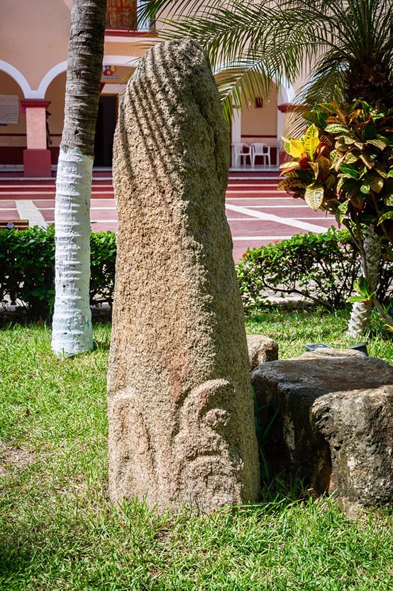Dos piedras precolombinas fueron descubiertas en un pueblo cerca de la cabecera municipal e instaladas en el parque municipal. Foto: Ernesto J. Torres
