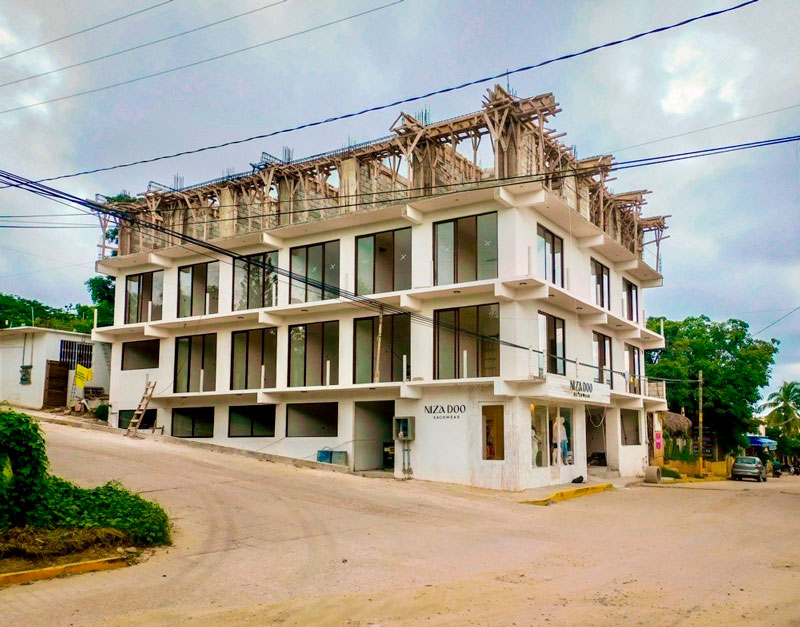 Third-story construction stopped on a building on Av. Alejadro Cárdenas in the Punta de Zicatela.