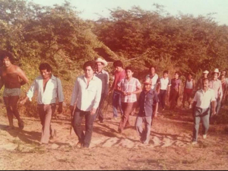 Alejandro Cárdenas Peralta, tercero de la izquierda, conduciendo a los hombres reclamando La Punta Zicatela en 1982.