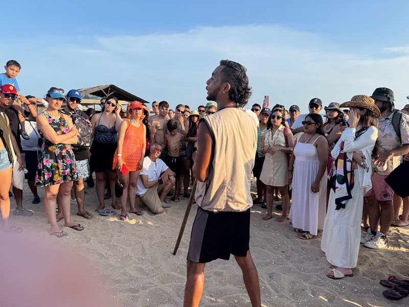 Ciel, a Vive-Mar volunteer, explaining
the project to the visitors prior
to the release.